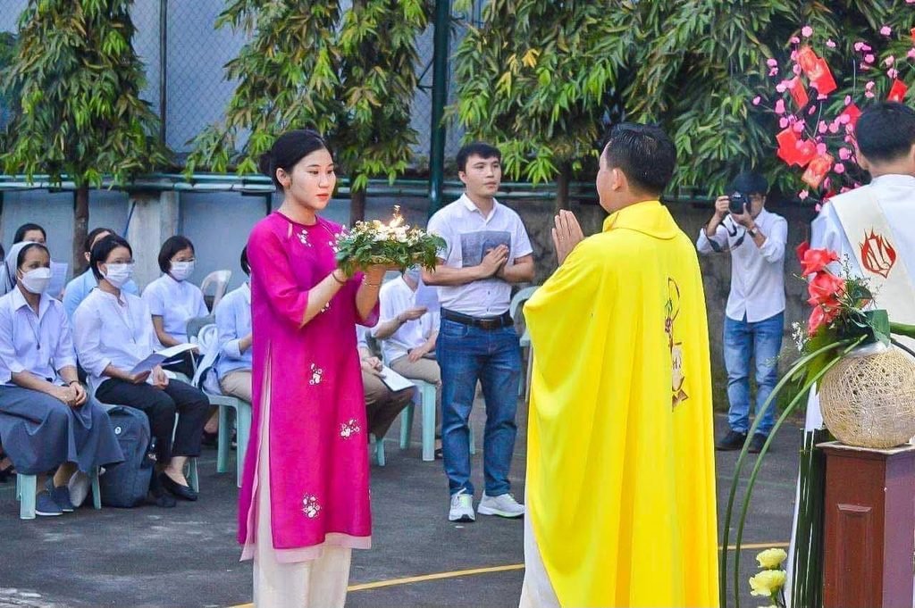 Vietnamese college student wearing an áo dài while participating in a cultural event